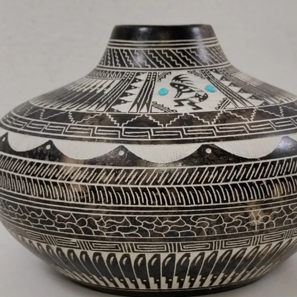 Beautiful Navajo Pottery Etched Seed Pot by Myron Charley With Inlaid Turquoise - Picture 7 of 12